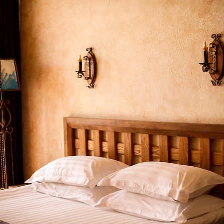 Caucasus Hotel Kasagh Exterior foto A bed with two pillows
