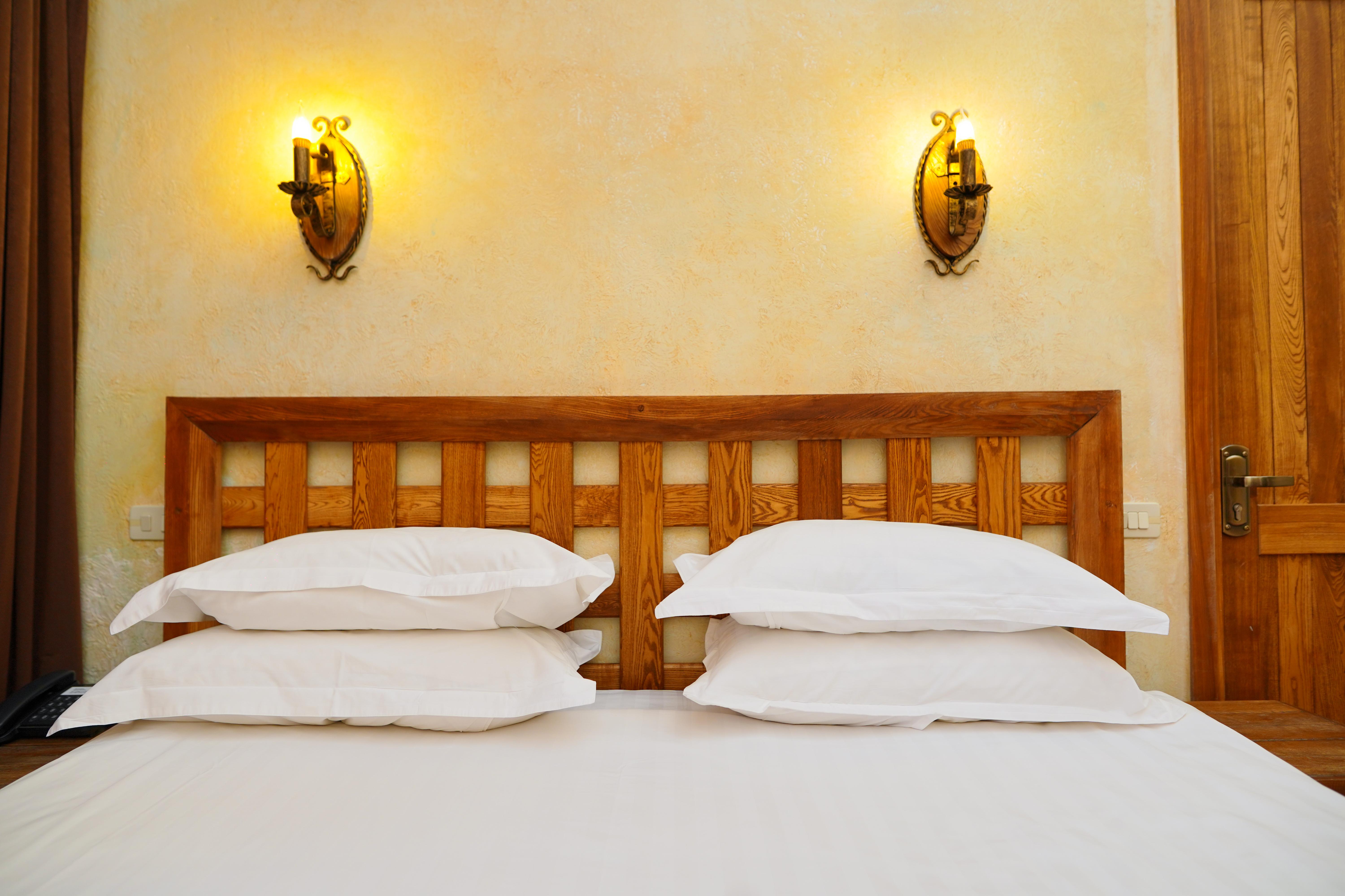 Caucasus Hotel Kasagh Exterior foto A bed with two pillows
