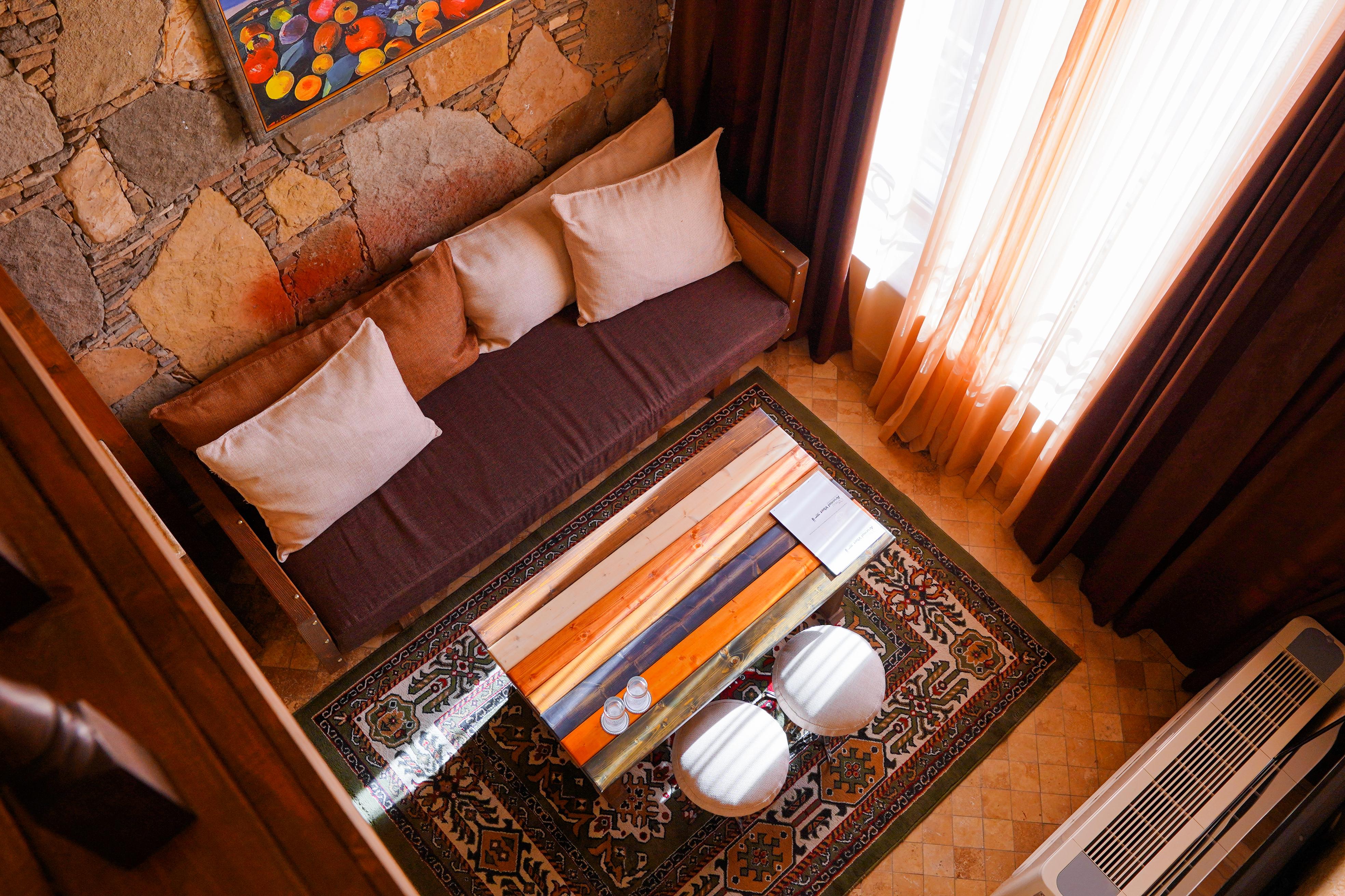 Caucasus Hotel Kasagh Exterior foto A living room with a carpet