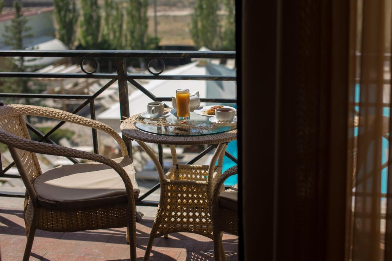Caucasus Hotel Kasagh Exterior foto A balcony